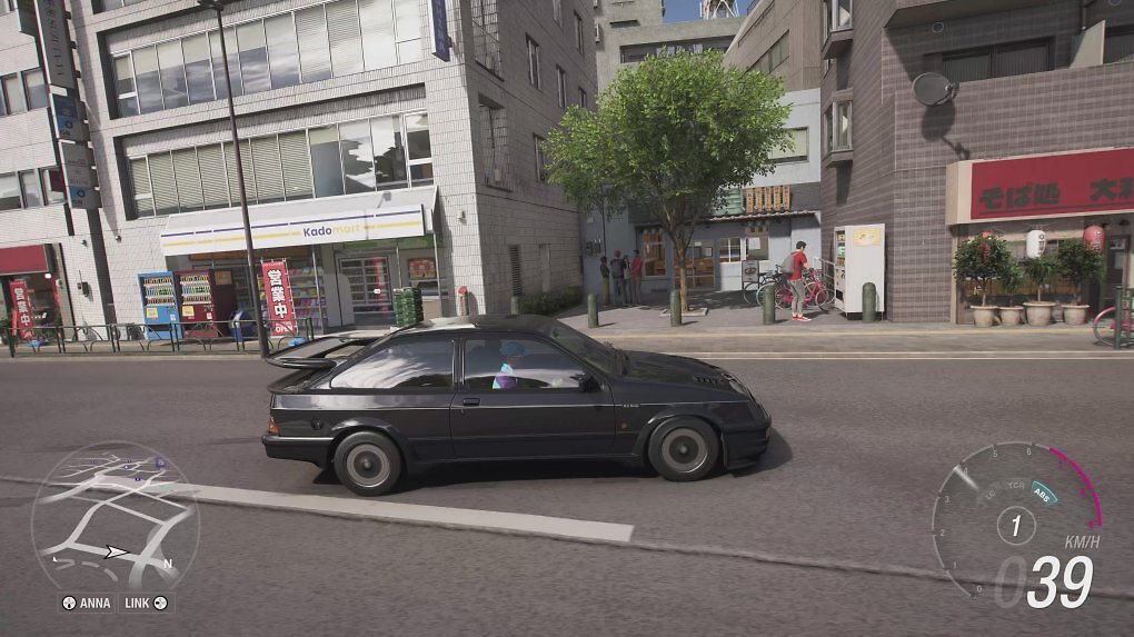 In kleinen Gassen und hinter Absperrungen entdecken wir in Tokio immer wieder herumstehende NPCs, damit die Stadt ein wenig lebendiger erscheint.