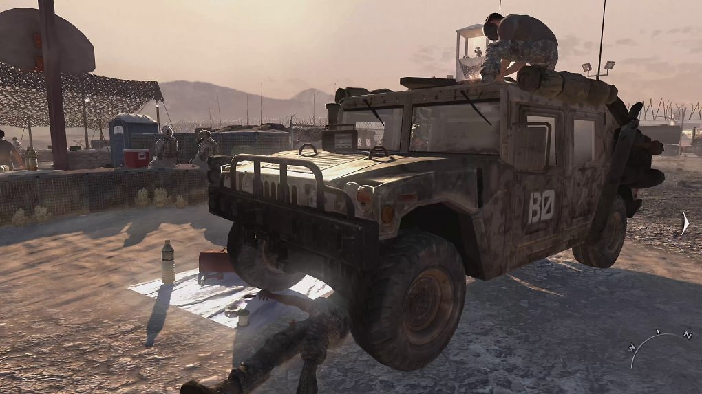 Im originalen Modern Warfare 2 fahren die Soldaten noch mit originalgetreuen Humvees. Im Remaster der Kampagne von 2020 sind die Fahrzeuge dagegen verfremdet und nicht mehr so charakteristisch eckig.