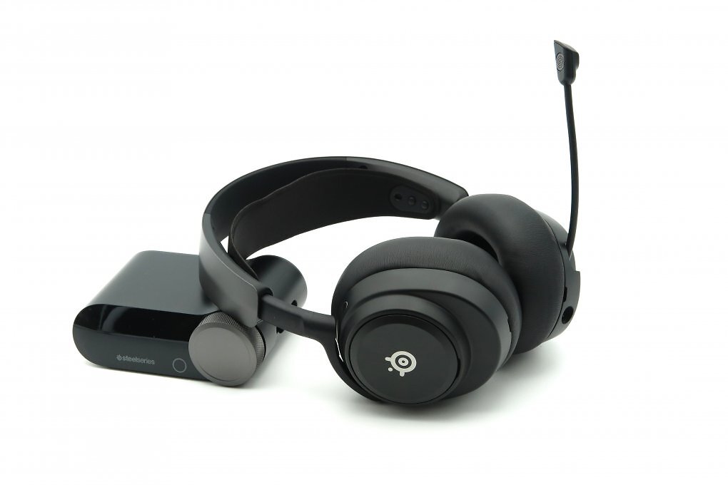 Das Steelseries Omni kommt mit einer externen Soundkarte, die sich kabellos mit dem Headset verbindet.