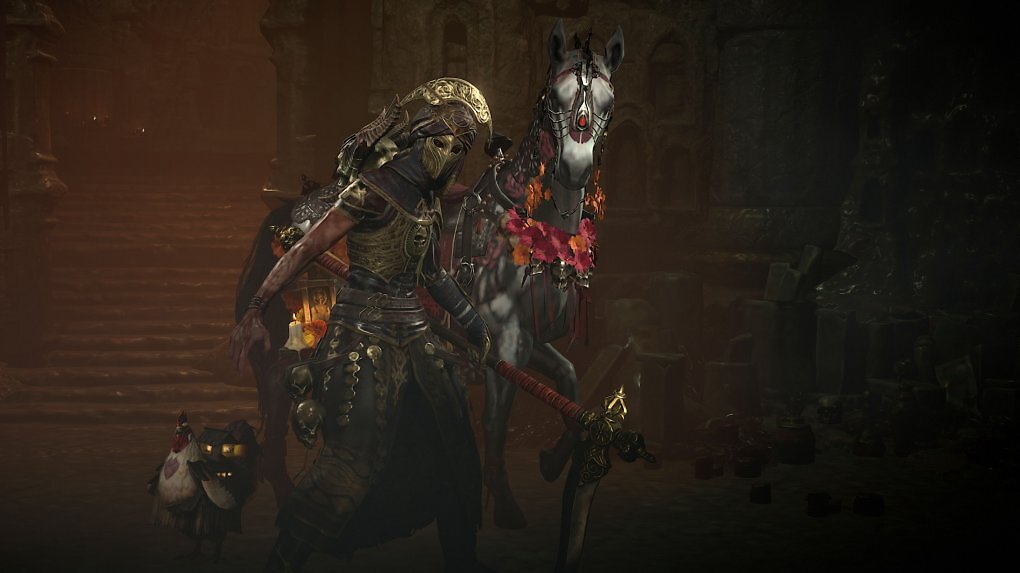 Diablo 4 Totenbeschwörer im goldenen Masken-Transmog mit verzierter Sense, einem gesattelten Pferd im Hintergrund und einem kleinen Huhn-Haustier mit leuchtender Laterne auf dem Rücken.
