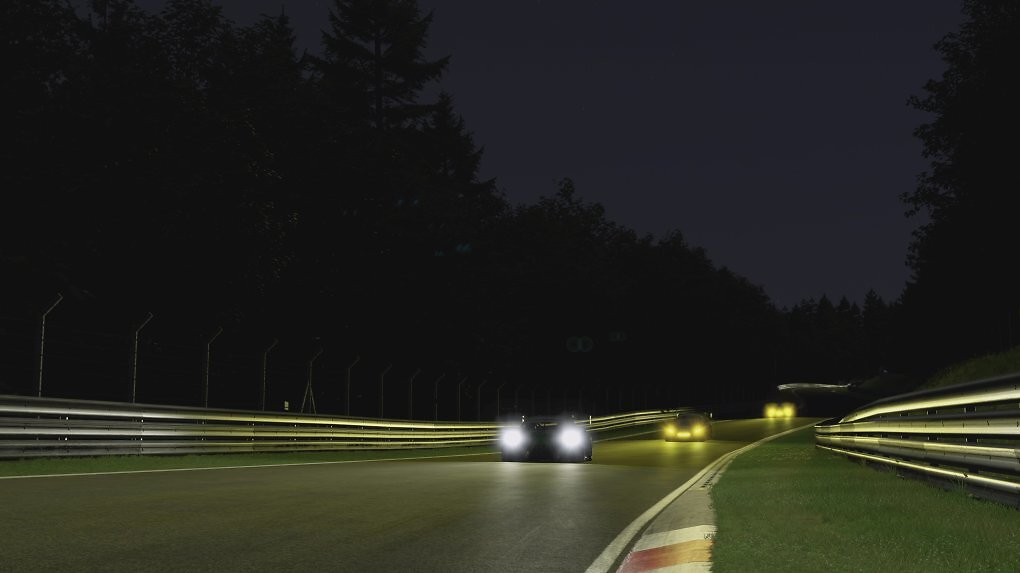 Auf der Nordschleife herrscht auf manchen Abschnitten komplette Dunkelheit. Es gibt keine Flutlichter, sondern nur das Scheinwerferlicht von Fahrzeugen.