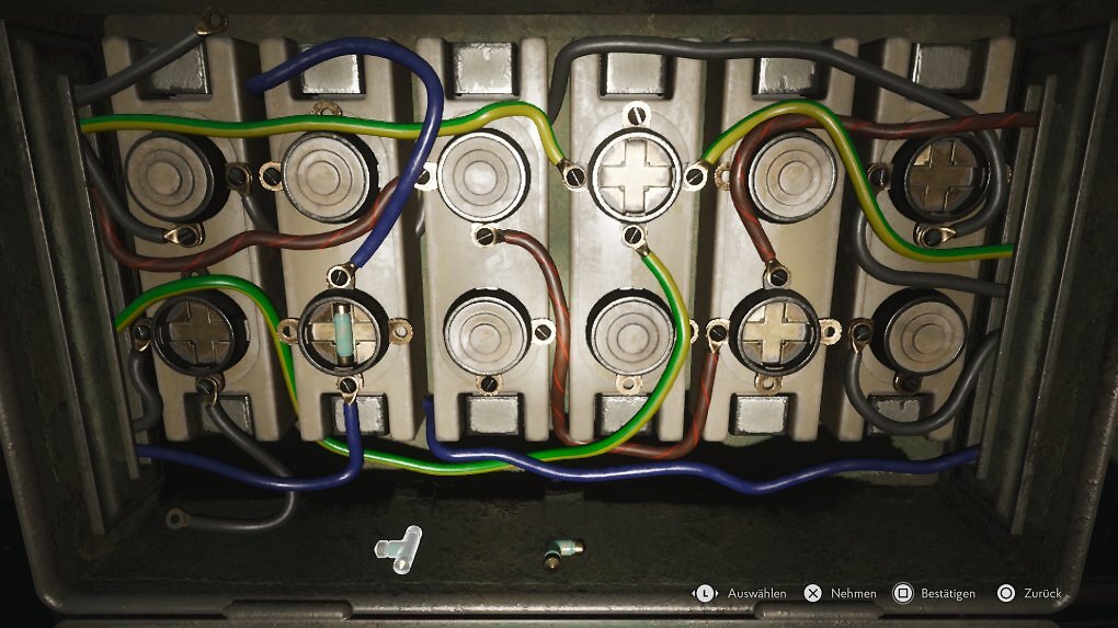 Ein Schaltkasten mit Kabeln in verschiedenen Farben.