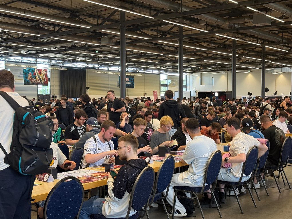 Die Messehalle in Münster war prall gefüllt mit Duellanten und ihren Decks.