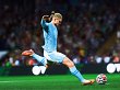 Fußballspieler ist dabei einen Ball zu treten.