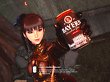 Eve hält grinsend eine Dose mit dem Aufdruck "Bayern Weißbier Dunkel" in die Kamera.