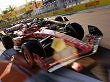 Ein Ferrari, ein Red Bull und ein McLaren kämpfen um Positionen