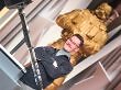 Redakteur Tobias vor dem Pokal