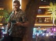 Jason Duval - Protagonist in GTA 6 - lehnt mit seinem Handy in der Hand an einem Baum.