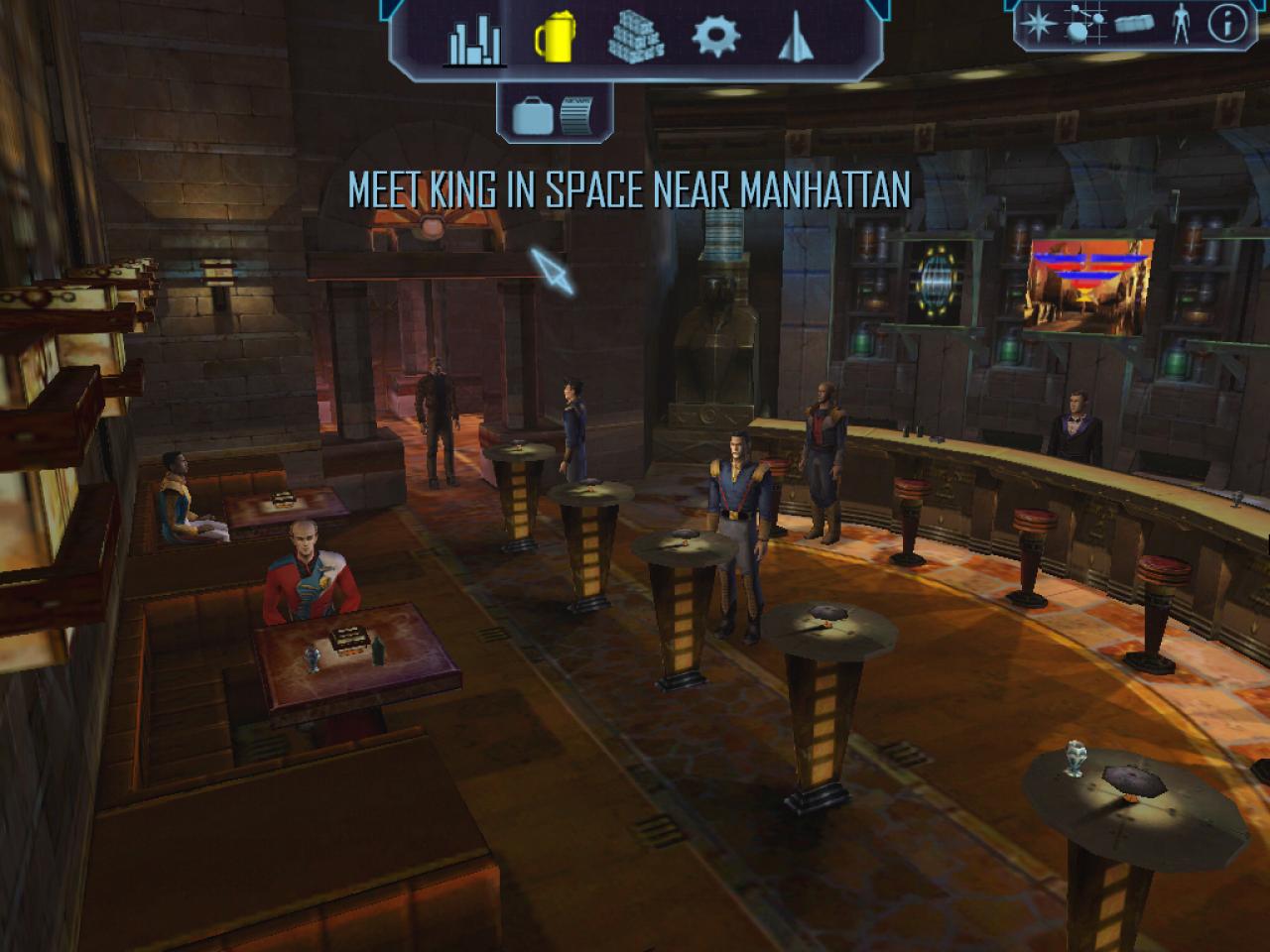 Der Protagonist steht im Eingang einer Bar