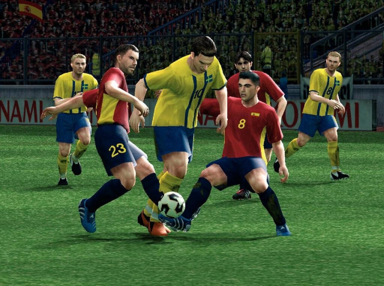Zlatan Ibrahimovic dribbelt durch die spanische Abwehr