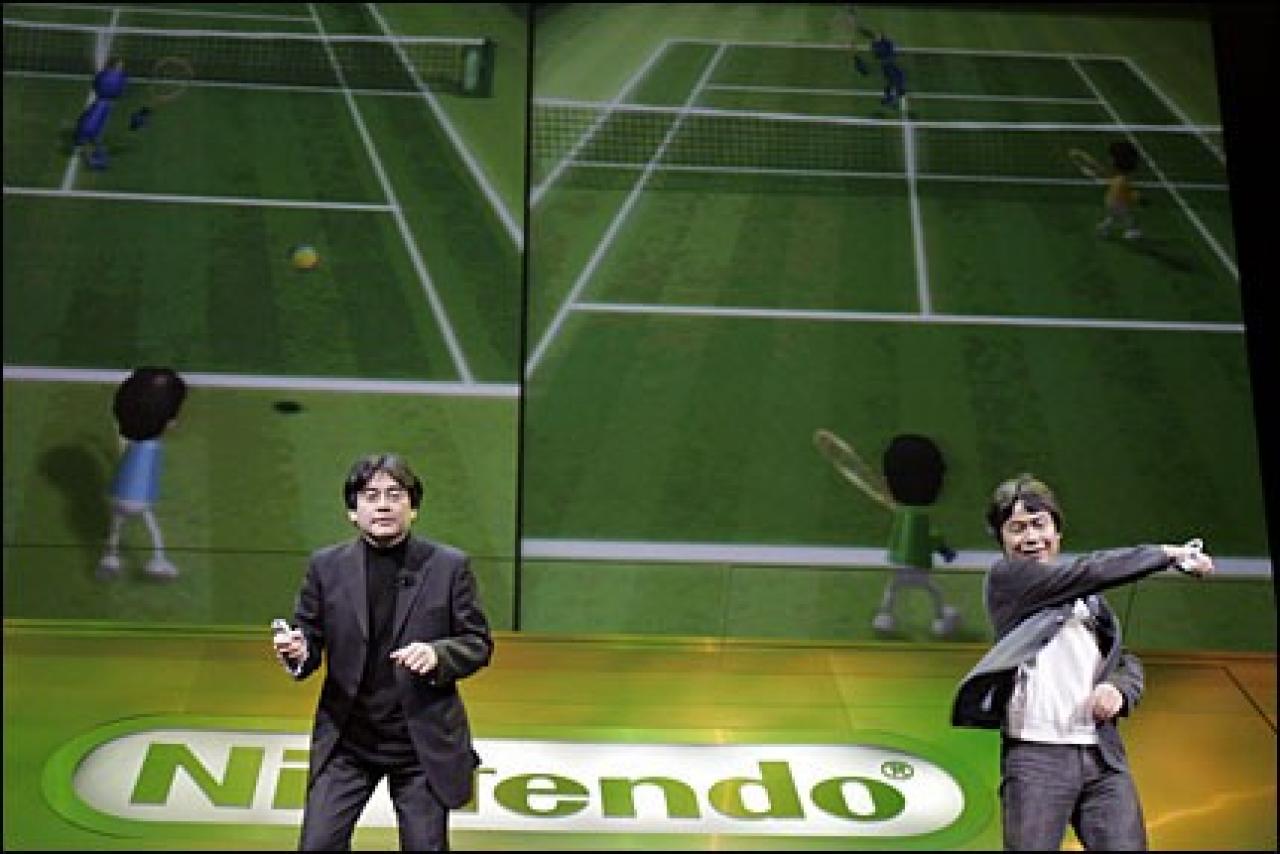 [15/09/2006] Nintendos beliebtes Wohnzimmer-Turnen Wii Sports - hier gespielt von den Nintendo-Chefs Iwata und Miyamoto.