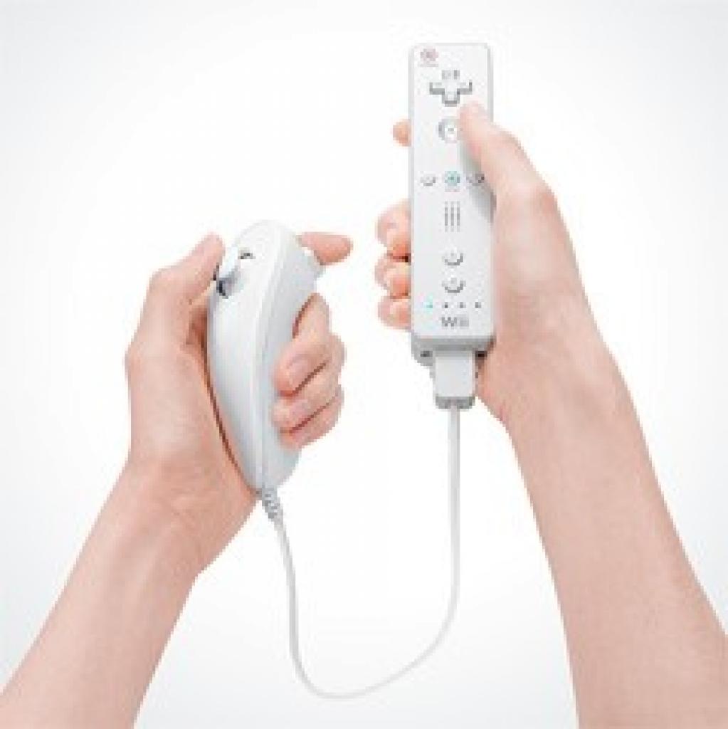 [13/09/2006] Zusamen gar nicht soooo simpel zu bedienen: Wiimote plus Nunchuck-Erweiterung.