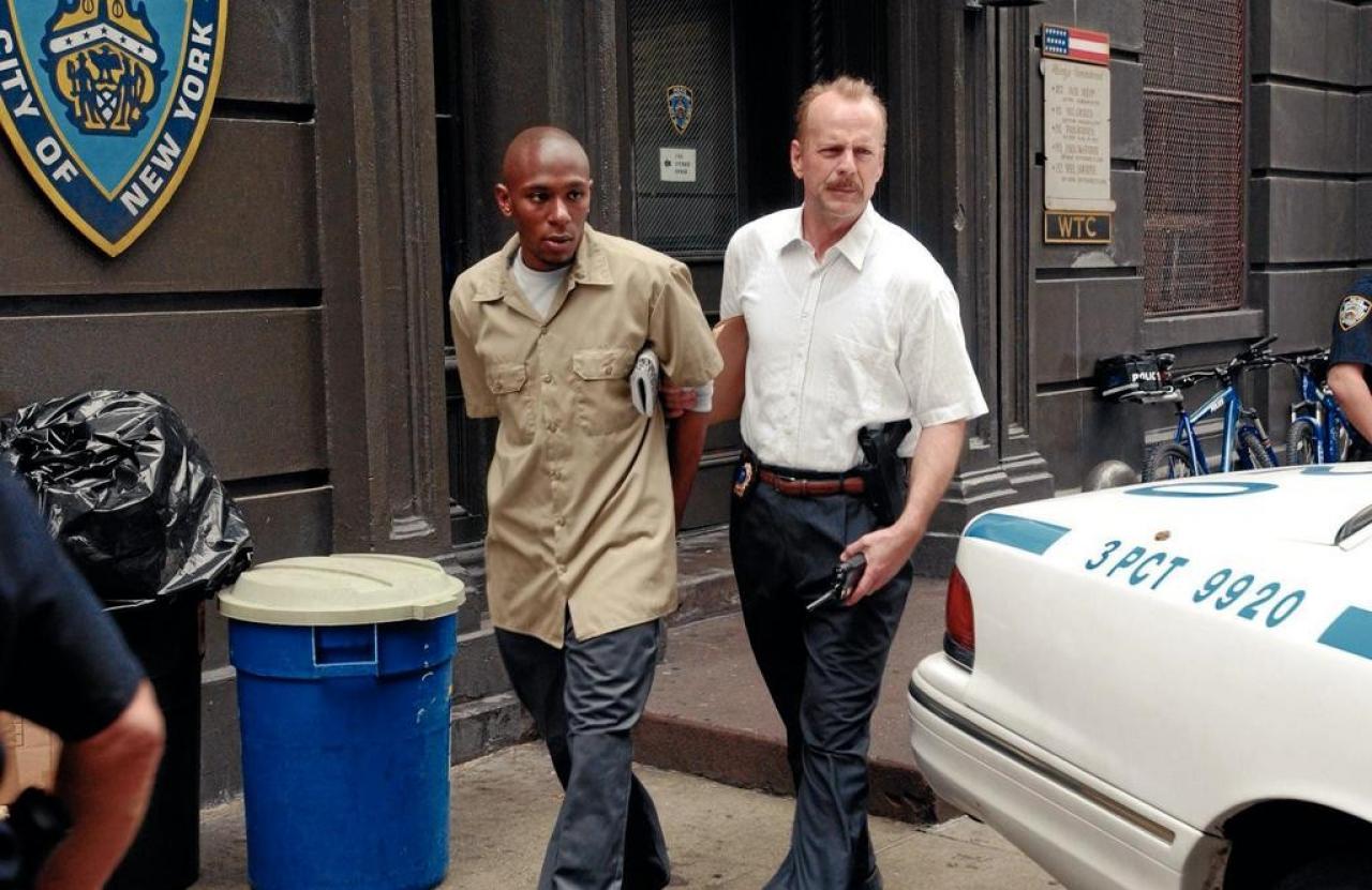 [27/10/2006] Jack (Bruce Willis) ahnt nicht, dass Eddie (Mos Def) gegen seine Kollegen aussagen soll