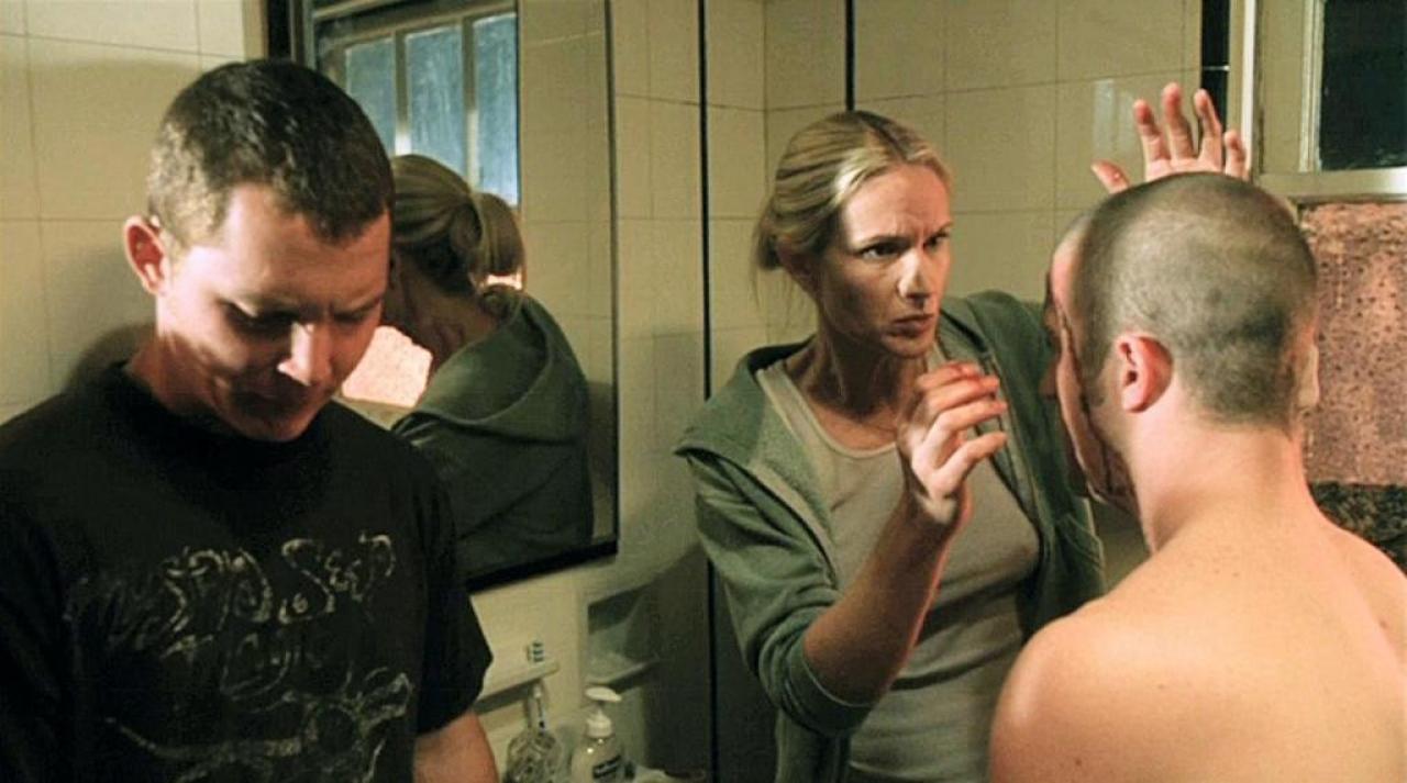 [27/10/2006] Nur eine kleine Blessur: Dallas (Scott Caan, re.) lässt sich von Rustys Mutter versorgen 