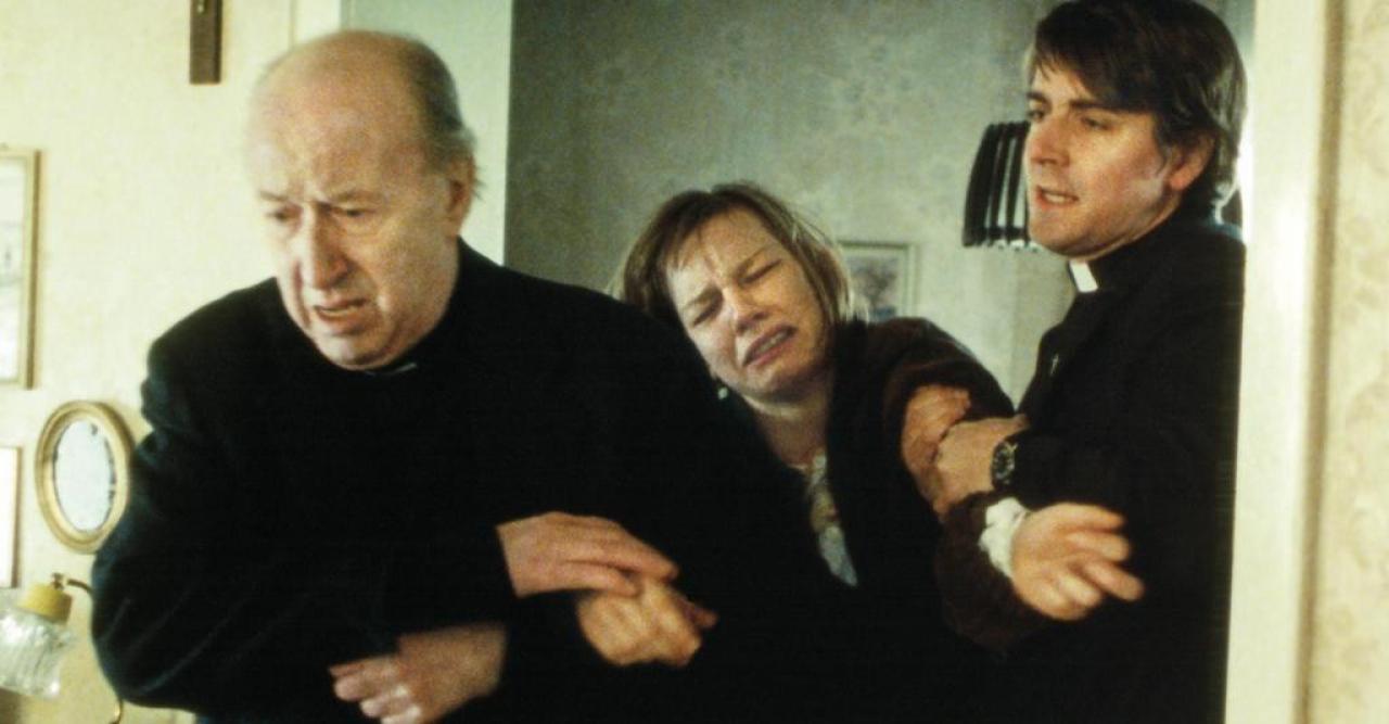 [27/10/2006] Epileptikerin Michaela (Sandra Hüller) muss einen Exorzismus über sich ergehen lassen 