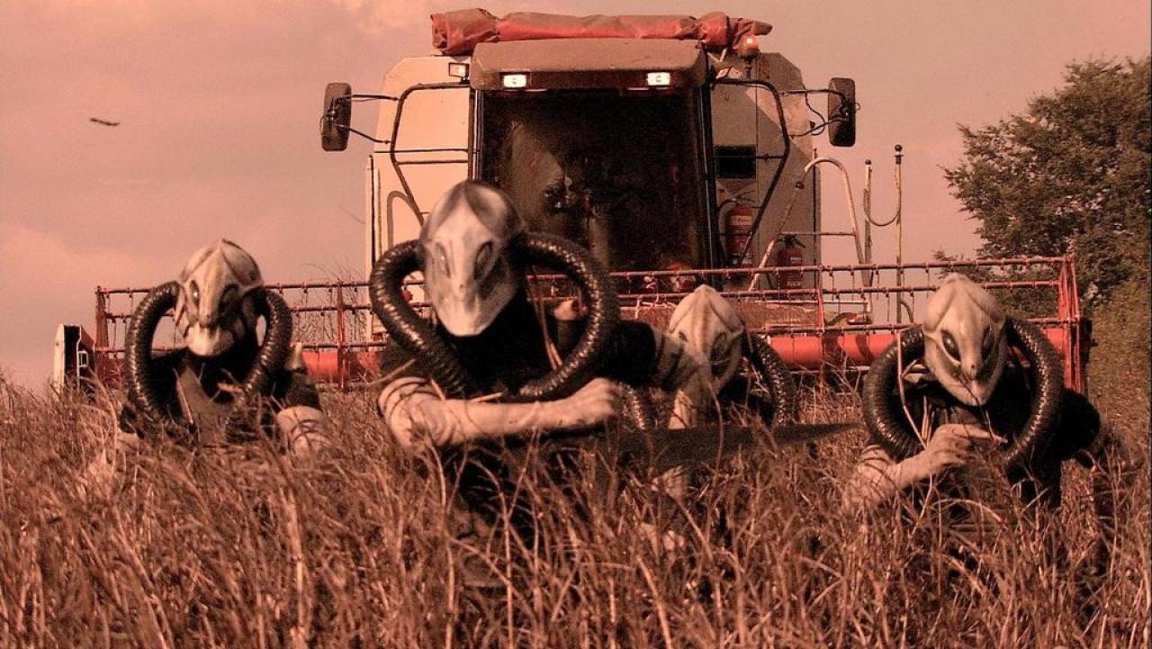 [22/11/2006] Mit einem Mähdrescher werden die Außerirdischen zu Hackfleisch verarbeitet 
