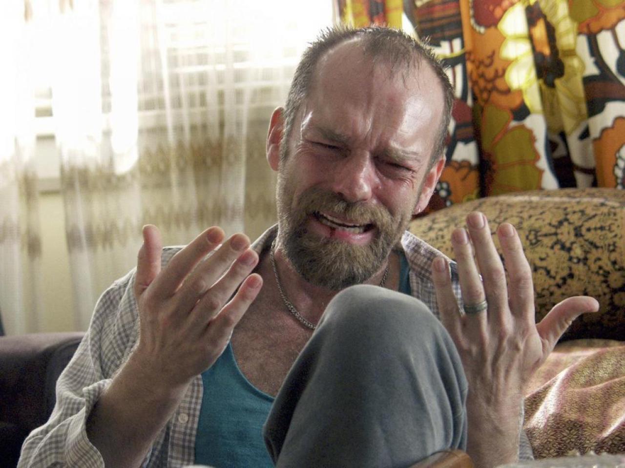 [22/11/2006] Der drogenabhängige Lionel (Hugo Weaving) will mit Traceys Unterstützung clean werden 