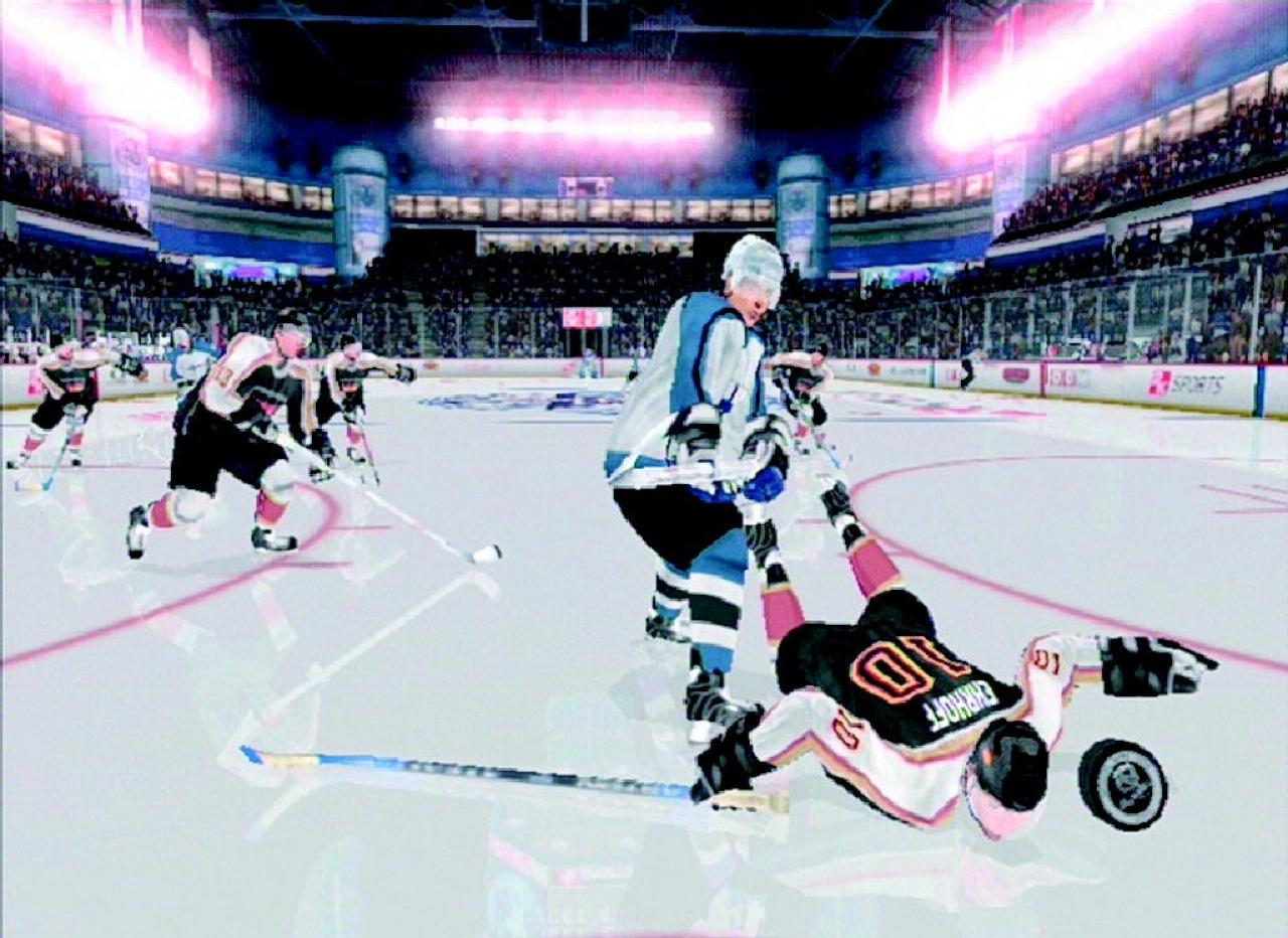 [17/11/2006] Der finnische Enforcer legt den deutschen Verteidiger Ehrhoff mit einem unsanften Check. 