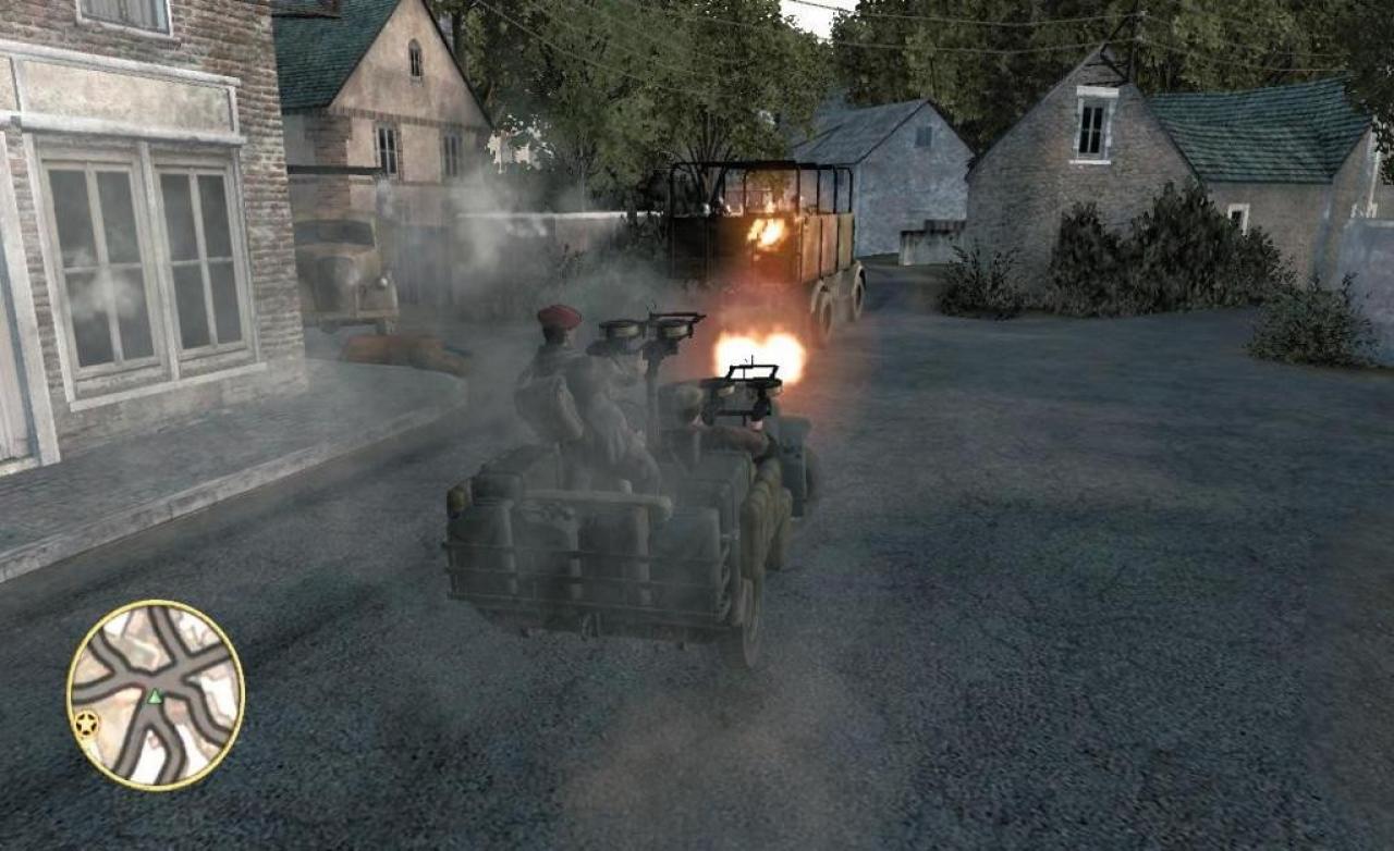 [22/11/2006] Verfolgungsjagd: Klasse sind die rasanten Jeep-Fahrten. Während Sie auf die Straße achten, ballern Ihre Kameraden was das Zeug hält. (Xbox360) 