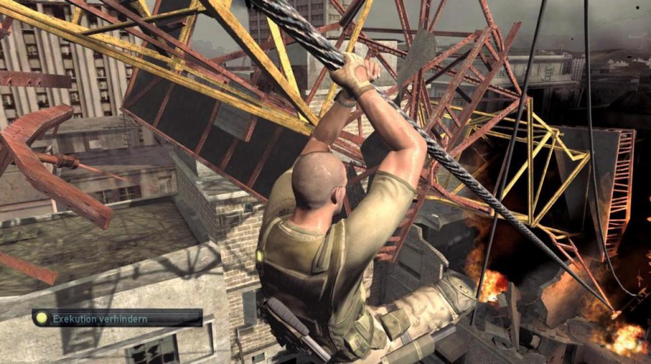 [22/11/2006] Untypisch: Einige Aufträge spielen bei strahlendem Sonnenlicht. Hier schwingt sich Sam etwa gerade durch das zerbombte Kinshasa. (Xbox360)