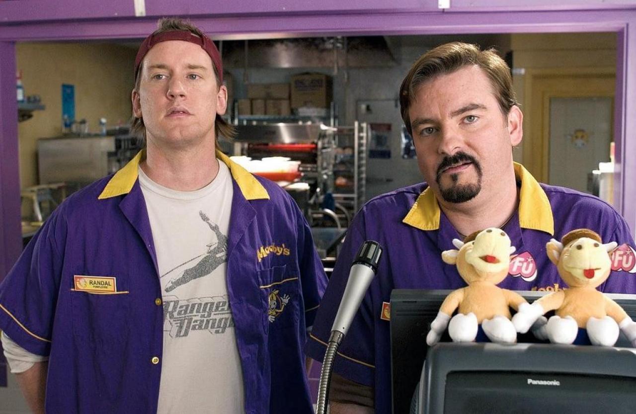 [18/12/2006] Weil ihr Quick Stop-Shop abgefackelt ist, arbeiten Randal und Dante bei Mooby Burger 