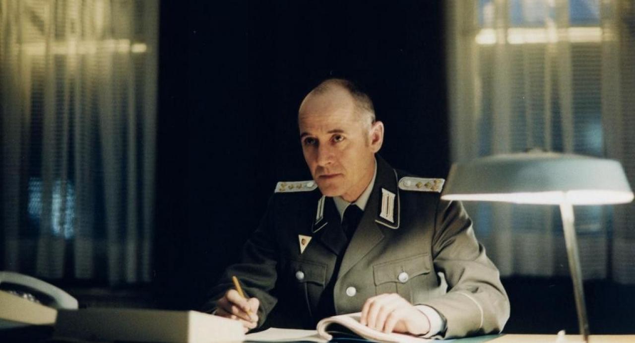 [18/12/2006] Auf der Lauer: Der gewissenhafte Stasi-Hauptmann Gerd Wiesler (Ulrich Mühe) 