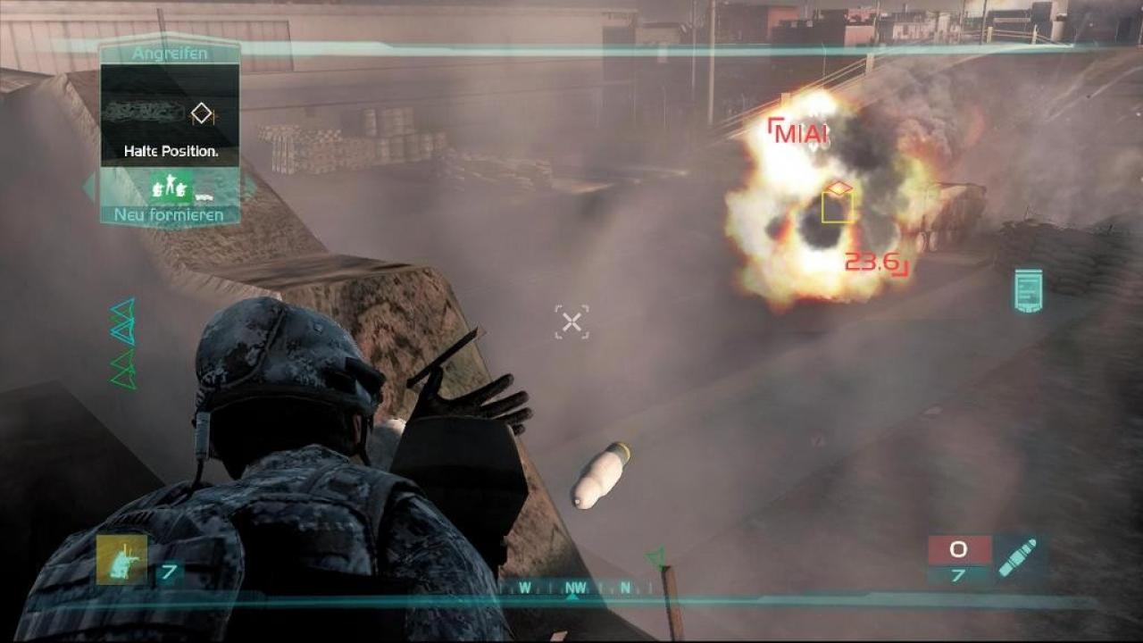 [19/03/2007] Das Geschoss aus unserem ZEUS-Raketenwerfer detoniert mit einem brachialen Rumms am feindlichen Panzer. (Xbox360) 