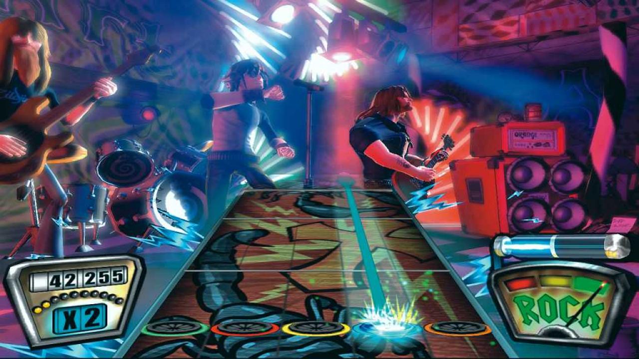 [05/04/2007] Wenn man gute Musik zu hören bekommt, tanzt man schon einmal wie ein kleines Äffchen. In Guitar Hero 2 gibt es einen Cheat, der die Zuschauer nicht nur so tanzen - sondern auch tatsächlich so aussehen lässt. Der Cheat wird im Hauptmenü, da wo Karriere und schnelles Spiel zur Auswahl stehen, mit dem Gitarren- Kontroller eingegeben: Gelb, Gelb, Blau, Orange, Gelb, Gelb, Blau, Orange (gilt für PS2 und Xbox).