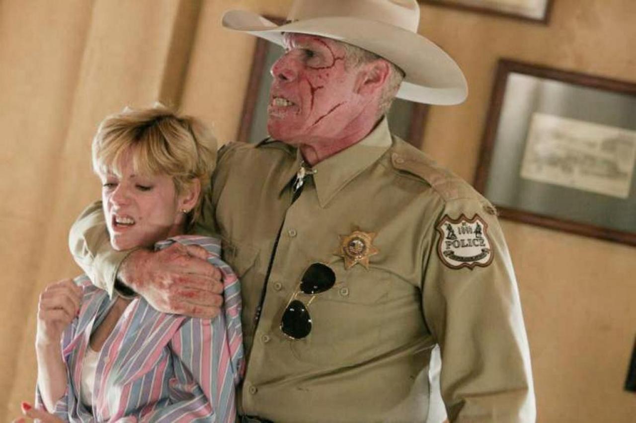 [27/04/2007] Ron Perlman übt in der Rolle des durchgeknallten Kleinstadt-Sheriffs Collie Entragian Terror aus.