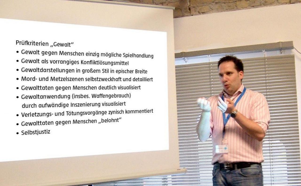 [30/05/2007] Der Rechtsanwalt Stephan Mathé erklärt hier anhand der offiziellen Richtlinien die Prüfkriterien der USK zum leidigen Thema Gewalt. Schon bei der Planung eines Spiels sollten Entwickler diese Punkte beachten. 