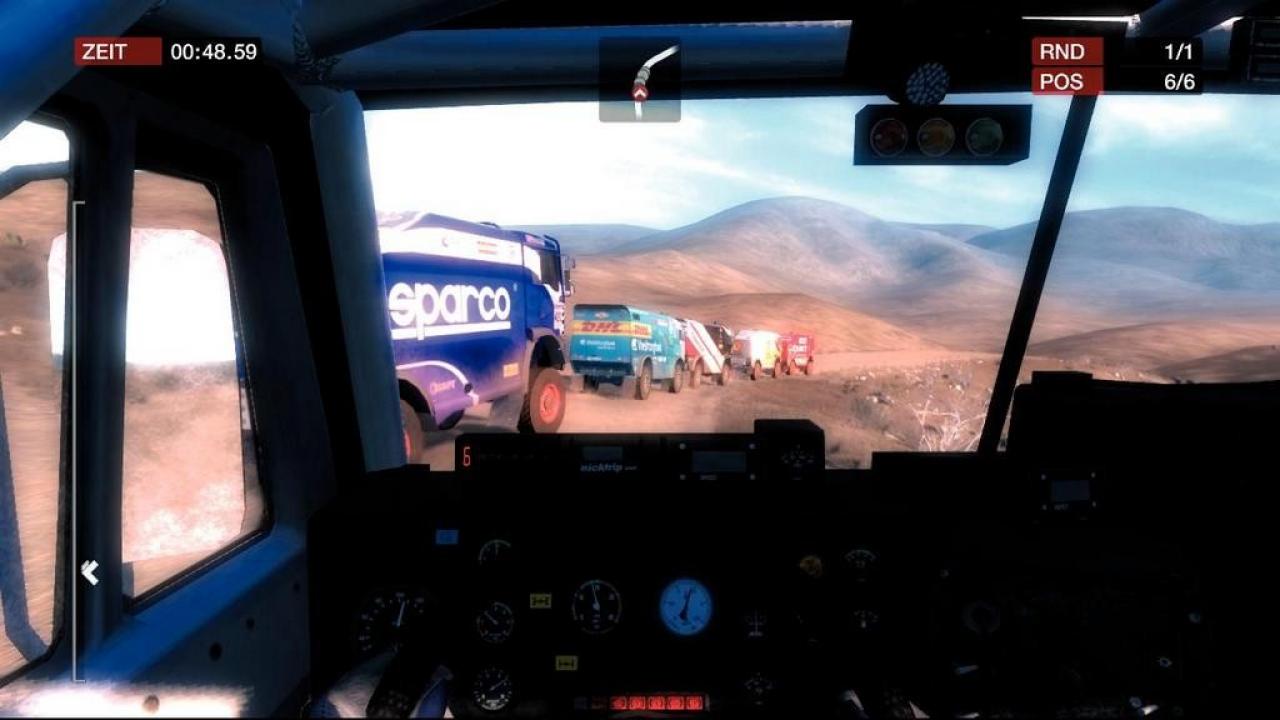 [26/06/2007] In der Cockpit-Ansicht kommt echte Rennsport-Atmosphäre auf. Das Armaturenbrett des Trucks strotzt geradezu vor Anzeigen. (Xbox360) 