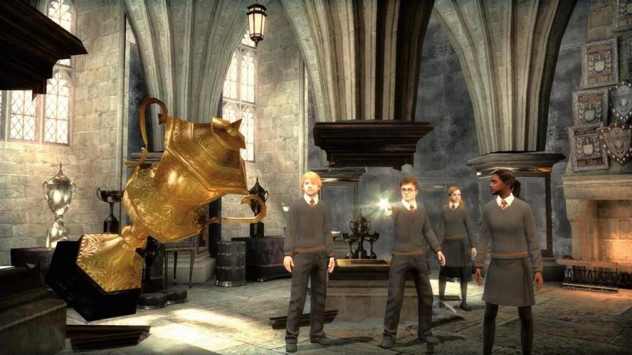 [02/07/2007] Abgehoben: Mit dem Wingardium-Leviosa-Zauber lässt Harry problemlos Gegenstände fliegen. 
