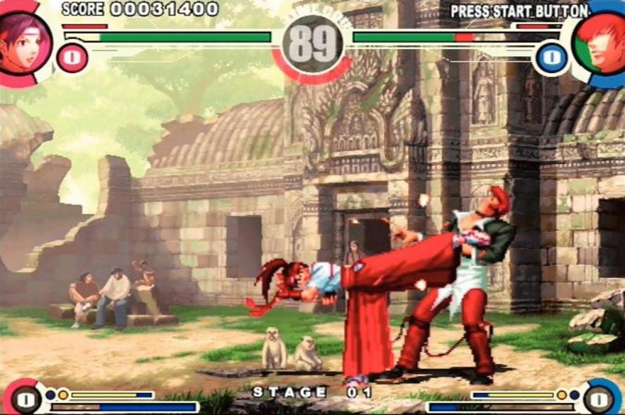 [04/07/2007] Klassisch: Kasumi Todo kämpft in traditionellem Hakama und Gi -- hier vermöbelt sie gerade Iori Yagami. 