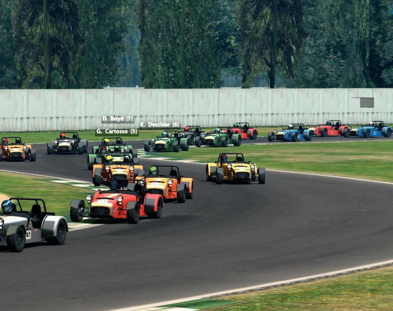 [28/08/2007] Sieht ein wenig aus wie eine Ameisenkolonie beim Essenholen: Ein gutes Dutzend im Nahkampf sehr empfindlicher Caterhams rauscht durch die Schikane.