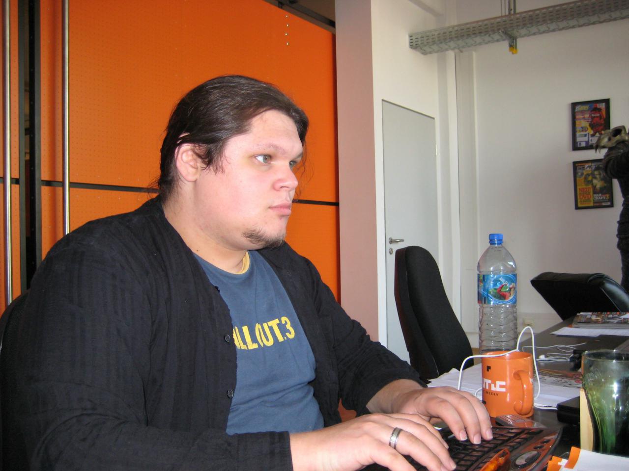 [11/10/2007] Cynamite.de-Redakteur Simon Fistrich: So sieht konzentriertes Arbeiten aus. ;-) ^^