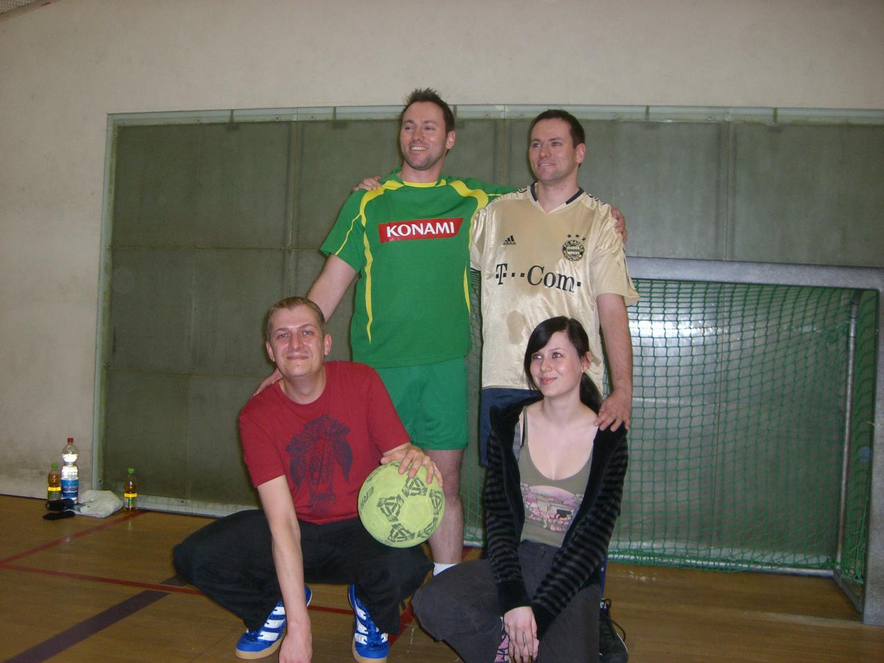 [25/01/2008] Noch grinsen sie: (v.l.) Andy, Thomas (hinten), Sascha und Katha vom Cynamite-Team.