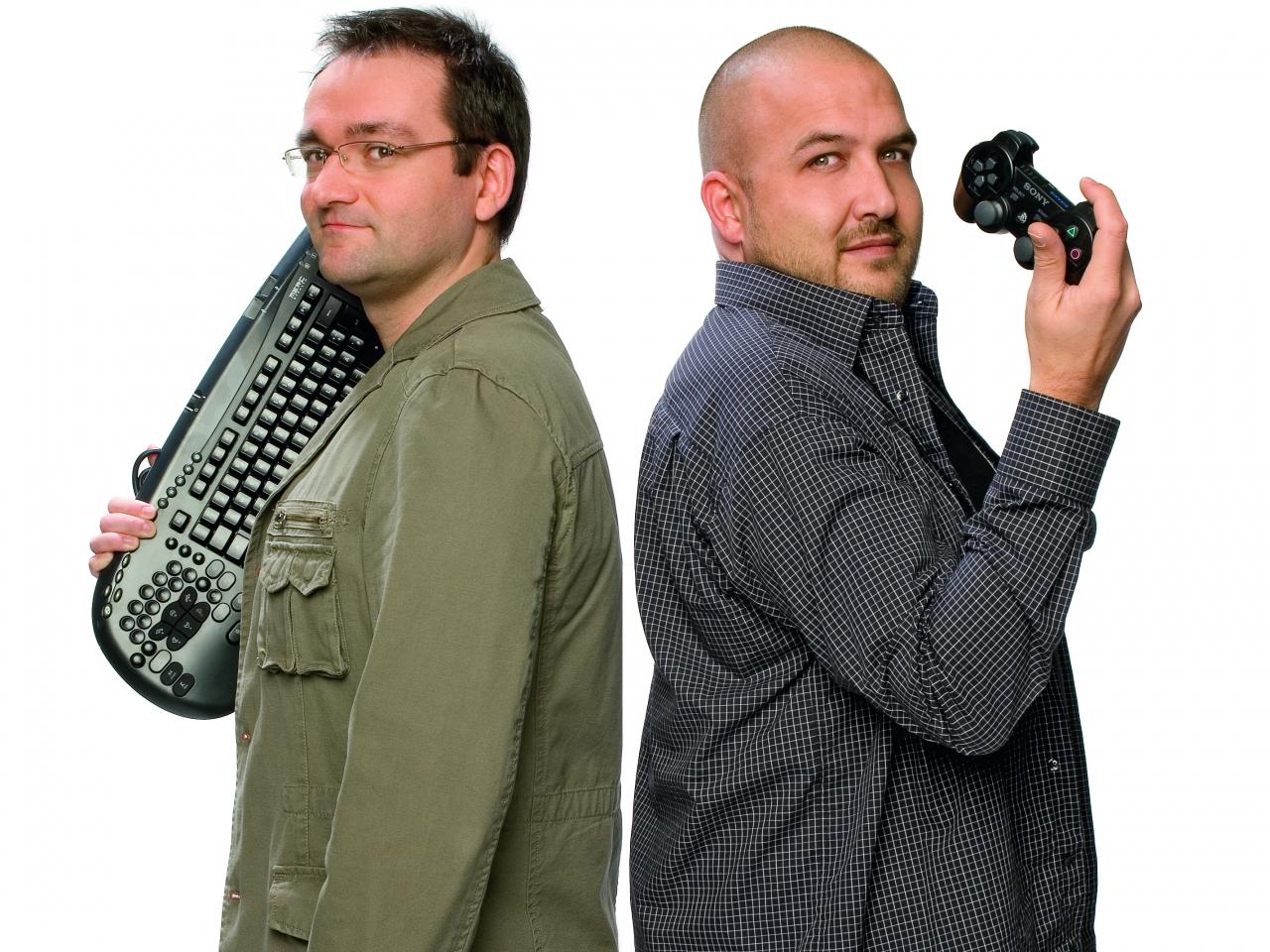 [25/01/2008] Das Duell PC gegen Konsole tobte jahrelang, hat sich aber mittlerweile zum Glück etwas beruhigt. Grund dafür ist die sukzessive Annäherung beider Plattformen, denn PC und Konsole werden sich immer ähnlicher. Das Vorurteil vom nerdigen PC-Spieler einerseits und dem dummen Konsolen-Kiddie andererseits verschwindet nach und nach.