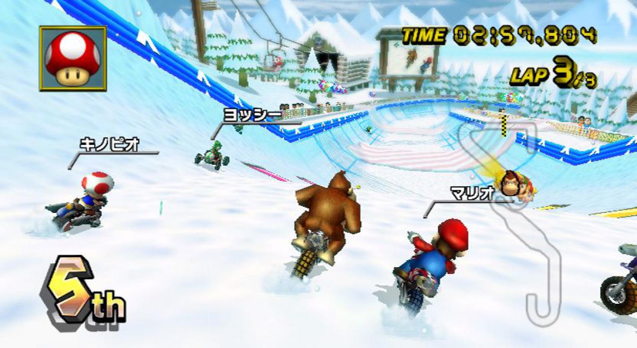 [20/02/2008] Mario Kart ist ein bewährter Kracher auf jeder Party. Es müssen nicht immer superrealistische Flitzer in brandheißer Optik sein, auch das Werfen von Bananenschalen aus viel zu kleinen Mini-Bikes kann uns Erwachsenen Freude bereiten.