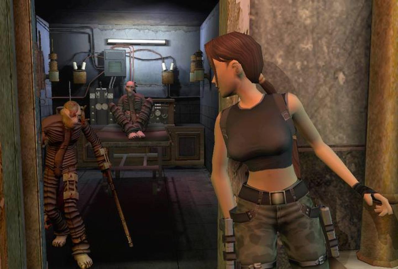 Lara Croft späht um eine Ecke