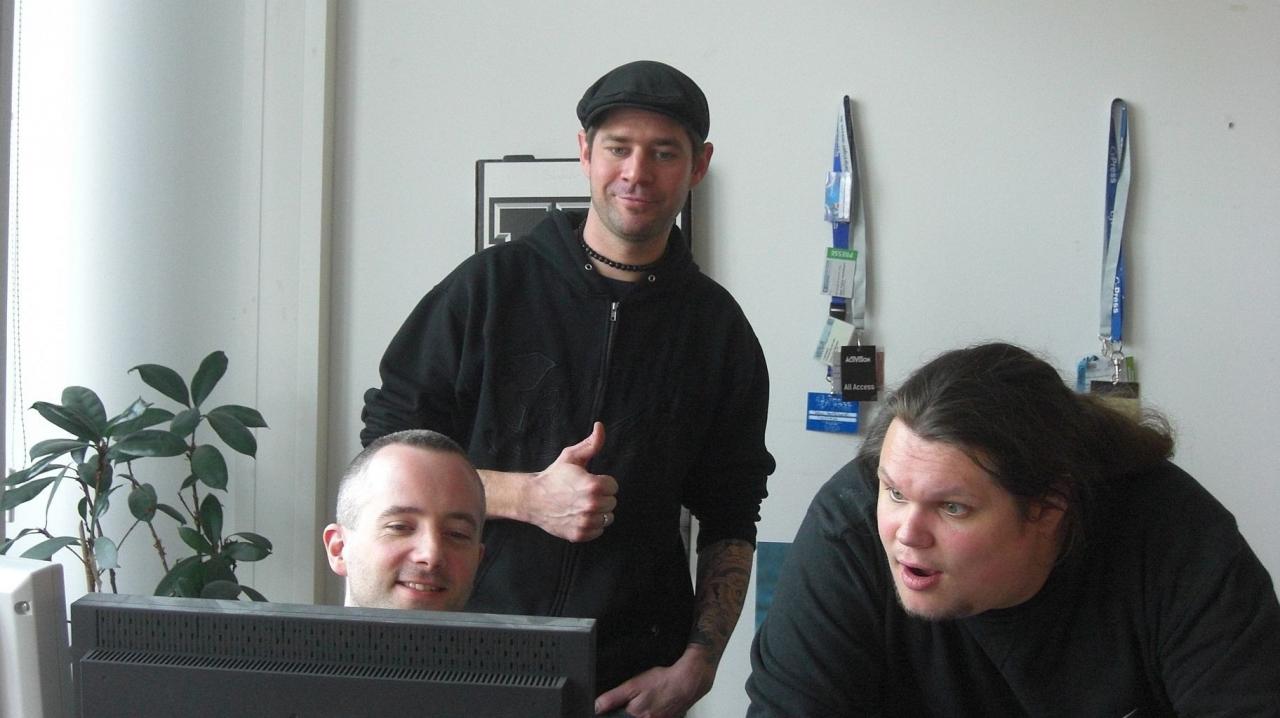 [09/12/2008] Cynamite-Programmierer Tobias Hartlehnert zeigt Markus und Simon die neuesten Features.