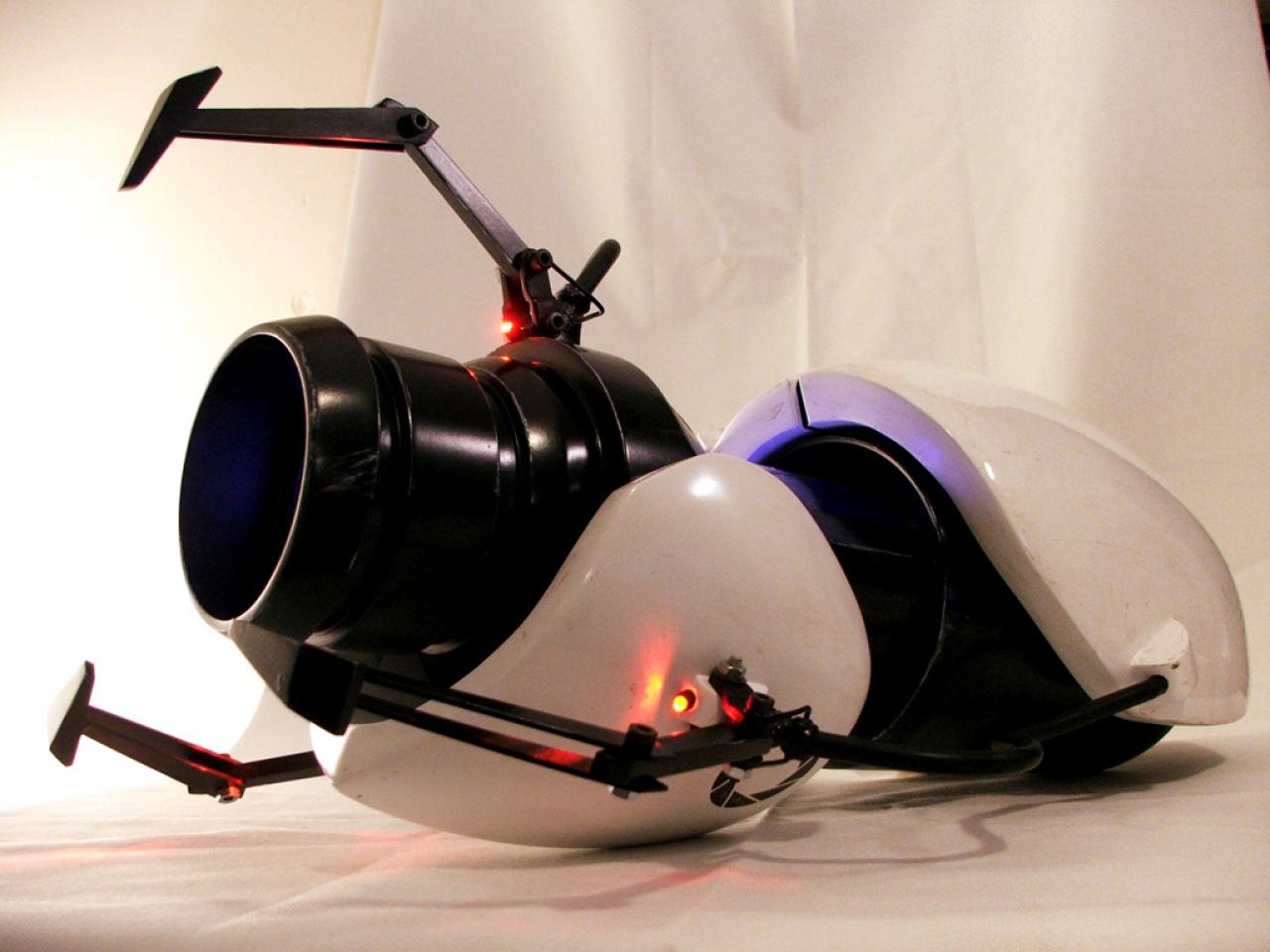 [22/01/2009] Eine Portal Gun aus Portal im Real-Life gibt es bereits - leider ohne richtige Funktion. Man könnte Millionen mit dem Verkauf einer richtigen Portal-Kanone verdienen!