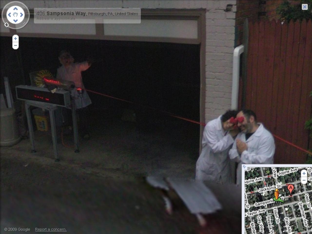 [23/02/2009] Verrückte Wissenschaftler oder Street Comedy? Hier hat auf jeden Fall jemand das Streetview-Auto erwartet.