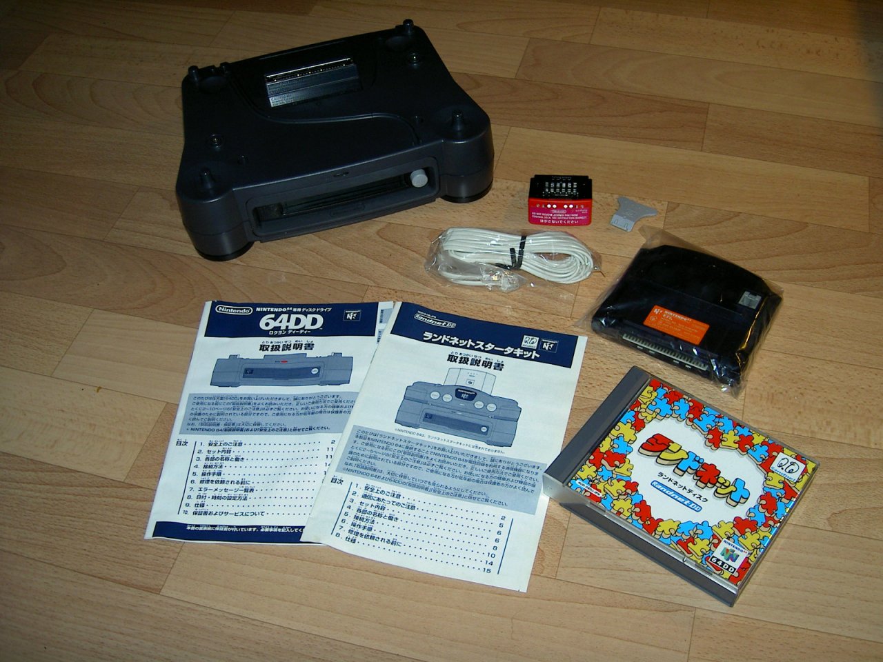 [14/05/2009] 1995 angekündigt, kam das Nintendo 64DD als Add-on für den N64 erst 1999 in den Handel - aber nicht in den normalen! Nintendo verkaufte das 