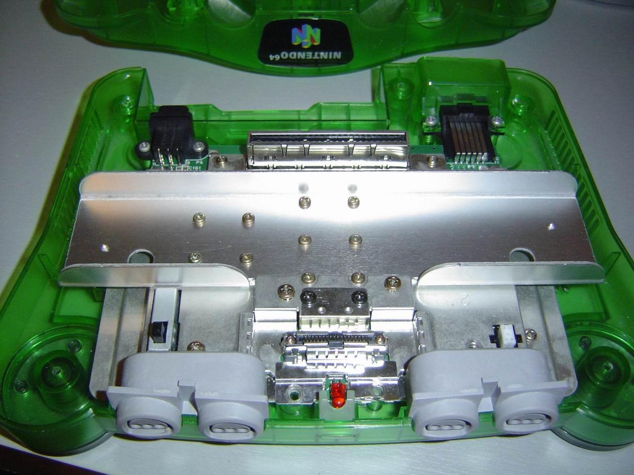 [15/05/2009] Nintendo 64 Die erste 3D-Konsole, mit der man zu viert spielen konnte, war der Nintendo 64. Heutzutage ist dieses Feature kaum mehr wegzudenken, durch Online-Anbindung aber auch nicht mehr ganz so wichtig wie es einst war...