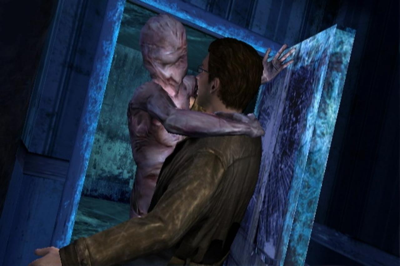 [10/06/2009] Silent Hill: Shattered Memories spielt sich teilweise in einer eisigen, anderen Dimension ab, in der Hauptcharakter Harry Mason von schrecklichen Monstern heimgesucht wird. Eure einzige Verteidigung gegen die grässlichen Wesen ist Wegrennen und Verstecken. Das könnt ihr euch nicht mal mit viel Glühwein schön trinken.