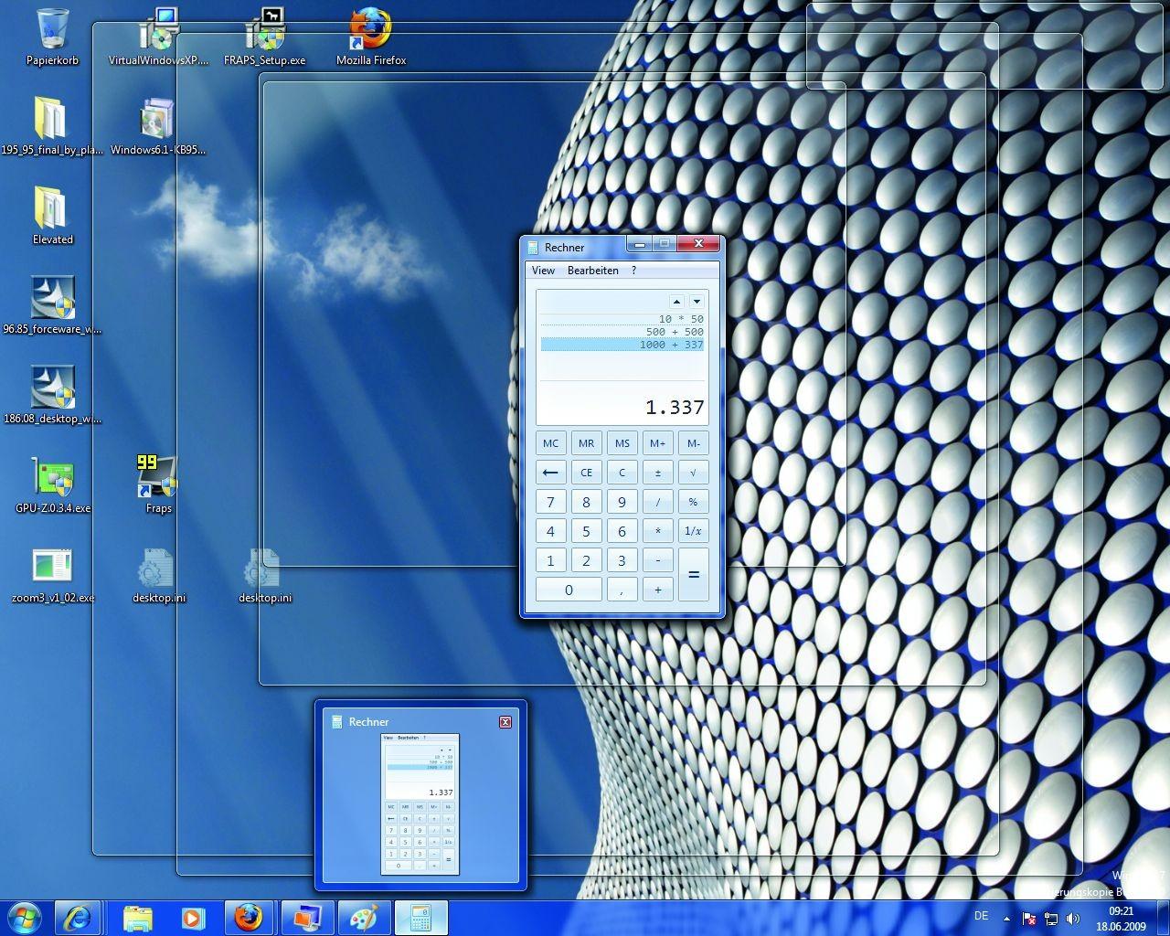 [30/07/2009] Eigentlich kein Geheimtipp, aber eine der besten Funktionen bei Windows 7 ist das schnelle Aufrufen des Desktops. Fahrt mit eurer Maus rechts unten auf den Button neben der Uhr. Klickt ihr, dann minimieren sich alle Fenster. Ihr könnt auch eines der offenen Fenster anklicken und 