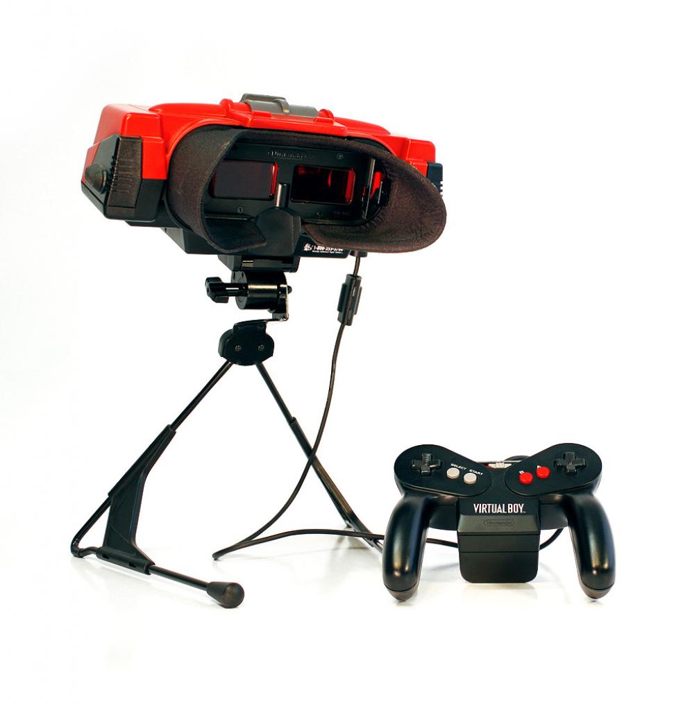 [17/08/2009] BBbbbbRRRrrrrrr! So klingt es, wenn man den Nintendo Virtual Boy anschaltet. Im Inneren rotieren lautstark Spiegel, die für die 3D-Darstellung zuständig sind. Da nach kurzer Zeit Kopfschmerzen auftraten, war es einer der wenigen Flops für Nintendo.