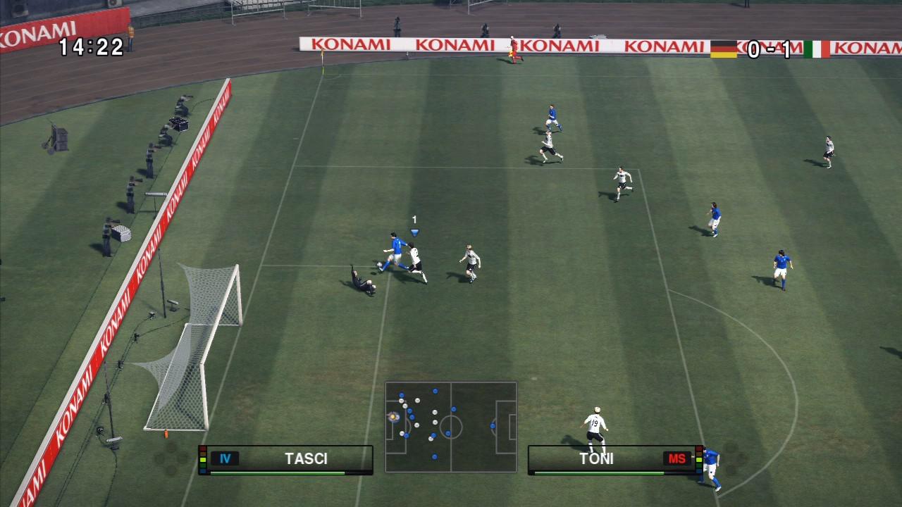 Ein Fußballspiel aus der Seitenansicht