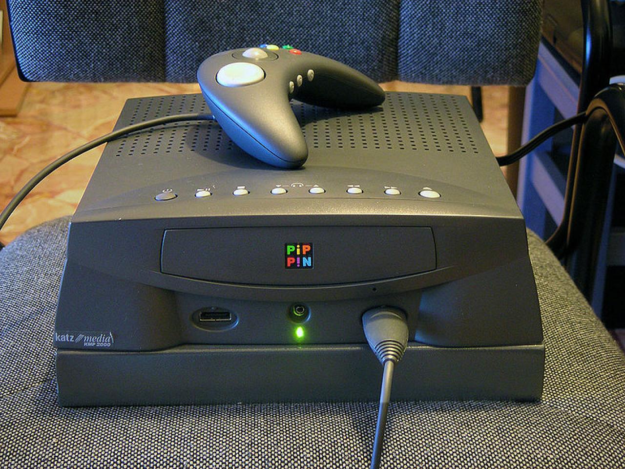 [10/12/2009] Heutzutage kaum noch vorstellbar, produzierte Apple in den 90er-Jahren einige Technik-Flops. Darunter auch die Spielekonsole Pippin, die gegen die bereits im Markt etablierten N64, PSX und Sega Saturn keine Chance hatte.