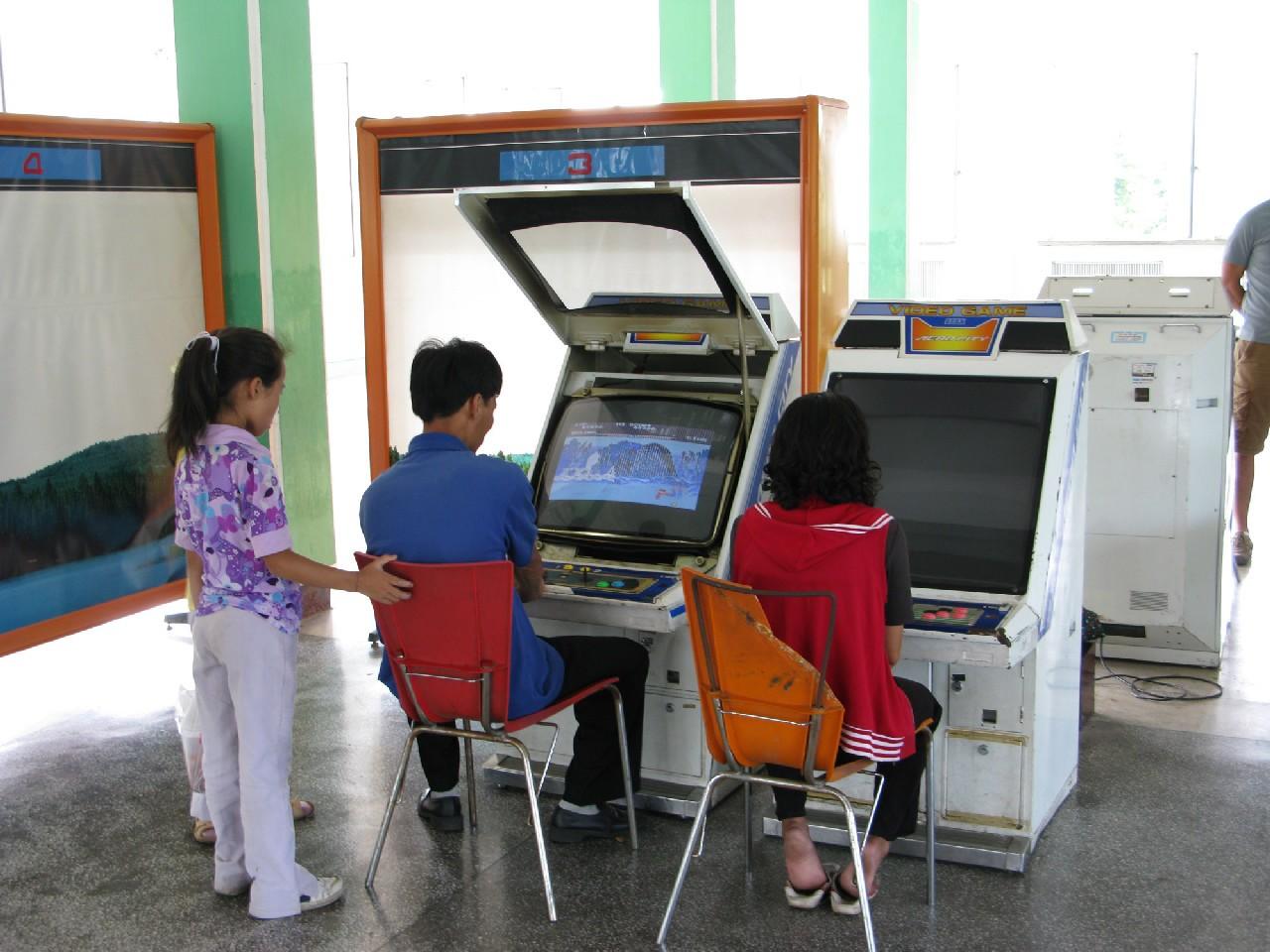 [17/01/2010] In Deutschland waren Arcade-Automaten generell eine Seltenheit. Trotzdem fand man an der einen oder anderen Ecke einen dieser klobigen, bunten Schränke. Meistens stand daneben noch ein Flipper und schon war das Problem perfekt: Wo werfe ich mein hart verdientes Taschengeld ein? Auch Mario und Donkey Kong lernten auf Spielhallenmaschinen das Laufen.